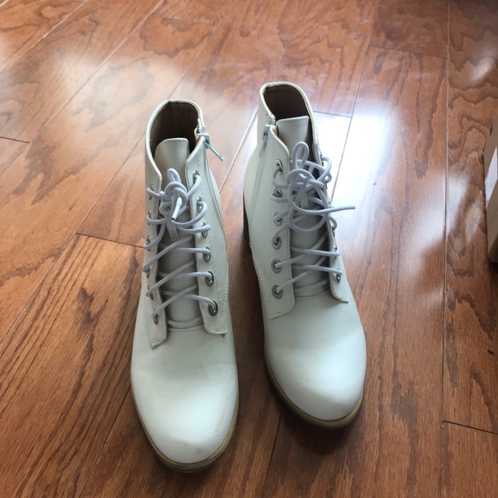 WHITE BOOTS